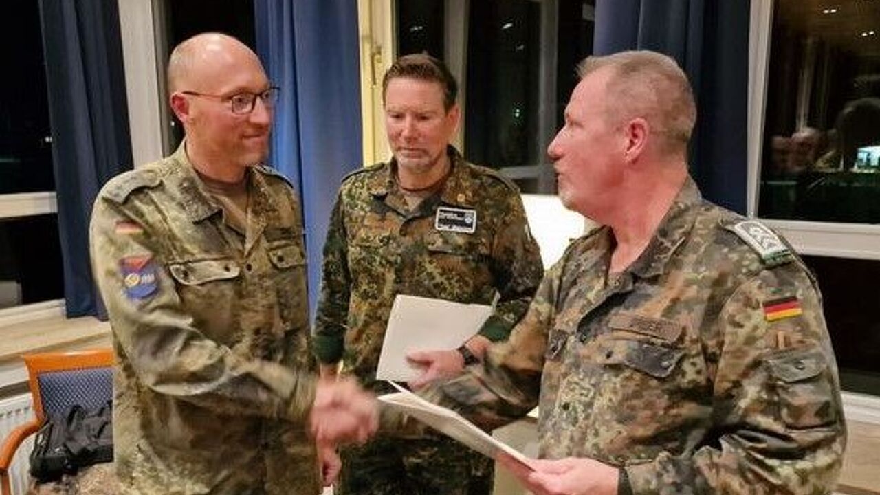 Die Geehrten Christopher John und Thomas Ohlshausen mit dem Bezirksvorsitzenden Hannes Dreier (v.l.) Foto: DBwV