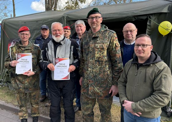 Die Bühne des Tages der offenen Tür nutzte der Bezirksvorsitzende Berlin/Brandenburg, Hauptmann Christian Weber um verdiente Mandatsträger auszuzeichnen. Foto: Christian Weber