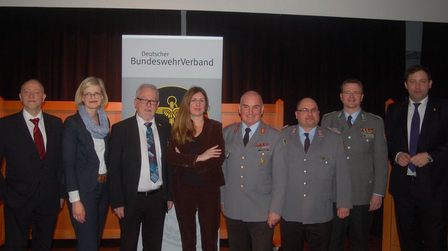 v.l.: Alexander van den Busch, die Moderatorin Dr. Janka Oertel, Wolfgang Hellmich, Dr. Nicole Renvert, Generalleutnant Carsten Jacobson, Jens-Oliver Kaiser, André Wüstner und Lars Klingbeil. Foto: DBwV