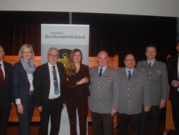 v.l.: Alexander van den Busch, die Moderatorin Dr. Janka Oertel, Wolfgang Hellmich, Dr. Nicole Renvert, Generalleutnant Carsten Jacobson, Jens-Oliver Kaiser, André Wüstner und Lars Klingbeil. Foto: DBwV