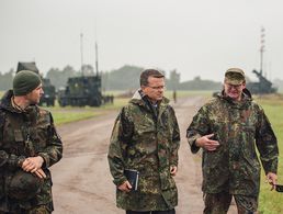 Der Bundesvorsitzende besuchte vier Standorte in Norddeutschland, hier wird er auf dem Standortübungsplatz Schauendahl bei Husum in die neueste Modernisierungsstufe des Flugabwehrsystems "Patriot"  eingewiesen. Foto: FlARakG 1