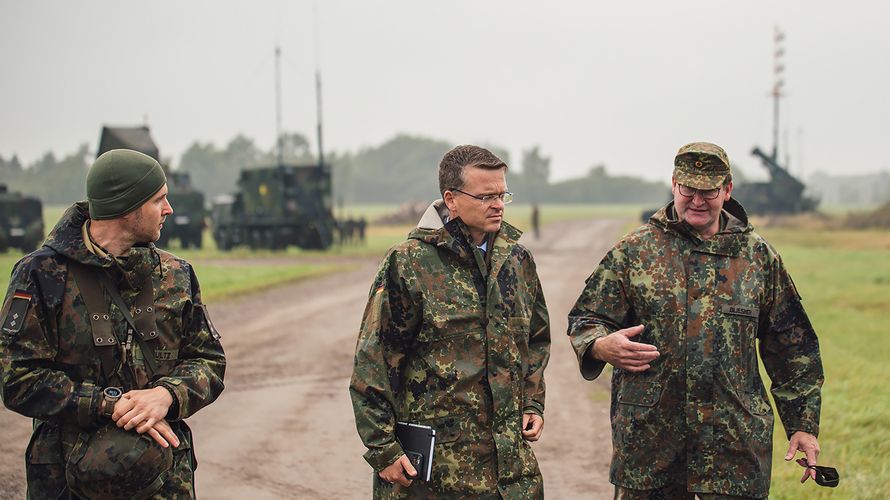 Der Bundesvorsitzende besuchte vier Standorte in Norddeutschland, hier wird er auf dem Standortübungsplatz Schauendahl bei Husum in die neueste Modernisierungsstufe des Flugabwehrsystems "Patriot"  eingewiesen. Foto: FlARakG 1