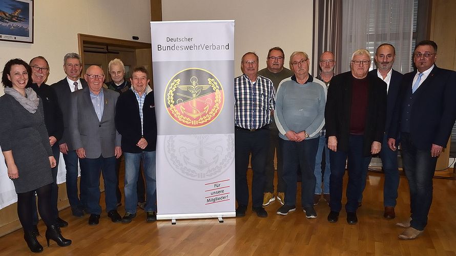 Vorsitzende Daniele Wisura (v. l.) mit dem gewählten Vorstand der Kameradschaft ERH „Auf dem Lechfeld“, den Beisitzern und dem Bezirksvorsitzenden Franz Jung (r). Foto: Walter Auer