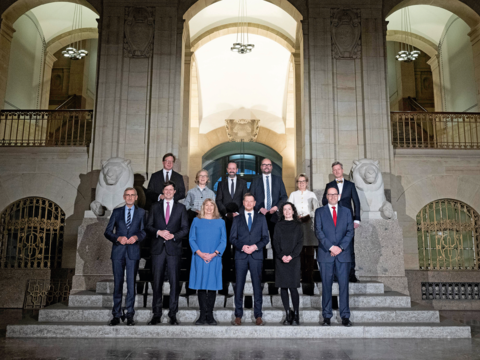 Die neue Regierung des Freistaates Sachsen Ende Dezember 2024. Ministerpräsident Michael Kretschmer (CDU) regiert in einer Minderheits-Koalition mit der SPD und braucht für alle Gesetzesvorhaben Stimmen aus der Opposition. Das heißt, nach mehr als 30 Jahren bricht die Zeit vieler Kompromisse an. Foto: Picture Alliance/DPA