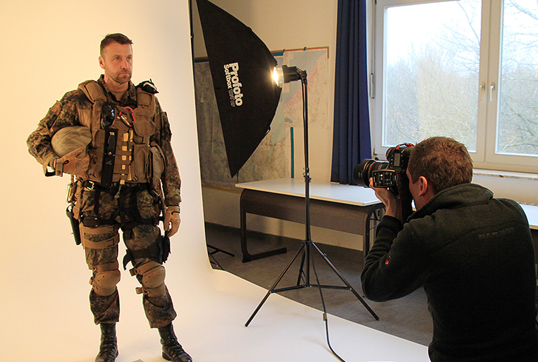 Maurice Orben wird beim Foto­Shooting im Marinestützpunkt Eckernförde ins rechte Licht gerückt Foto: Hepner