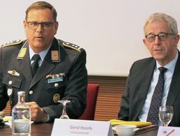 Stabhauptmann Martin Vogelsang (l.) im Monatsgespräch mit Staatssekretär Gerd Hoofe. Foto: DBwV/Hahn