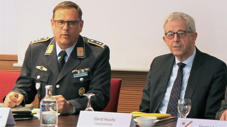 Stabhauptmann Martin Vogelsang (l.) im Monatsgespräch mit Staatssekretär Gerd Hoofe. Foto: DBwV/Hahn