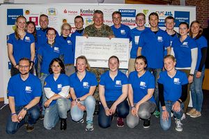 Gemeinsam mit dem Organisationsteam des Solidaritätslaufs freut sich Oberstleutnant Thomas Behr über einen Spendenscheck in Höhe von 16.500 Euro. (Foto: DBwV/Bombeke)