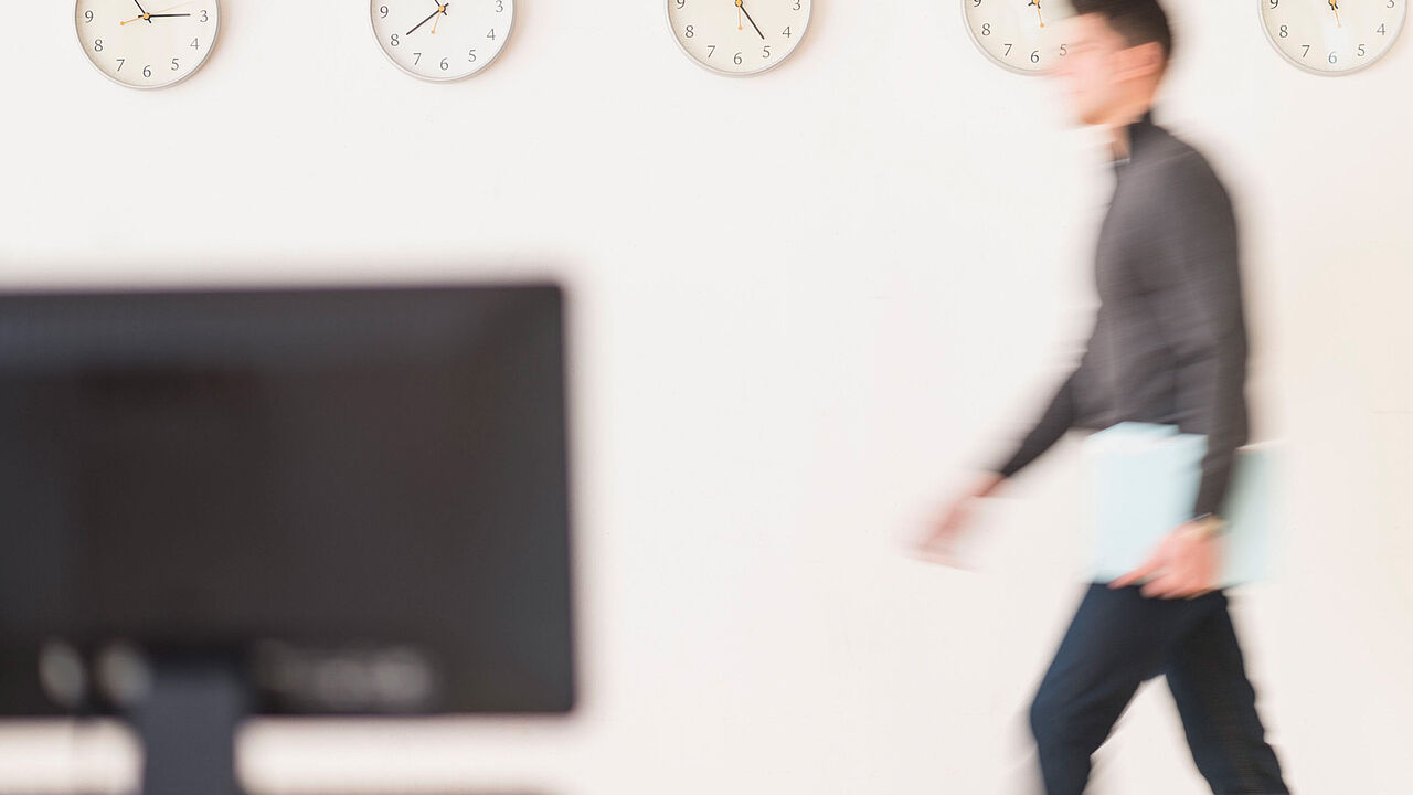 Der Ruf der Bundesbeamten, die wöchentliche Arbeitszeit von 41 wieder auf 39 Stunden zu senken, wird lauter Foto: dpa