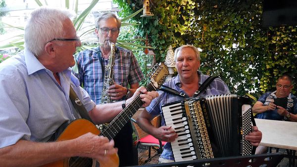 Die „Haus-Band“ mit Dieter Weigand, Gerhard Stärk und Charlie Boeg sorgt beim Kameradschaftsabend für musikalische Unterhaltung. Foto: DBwV