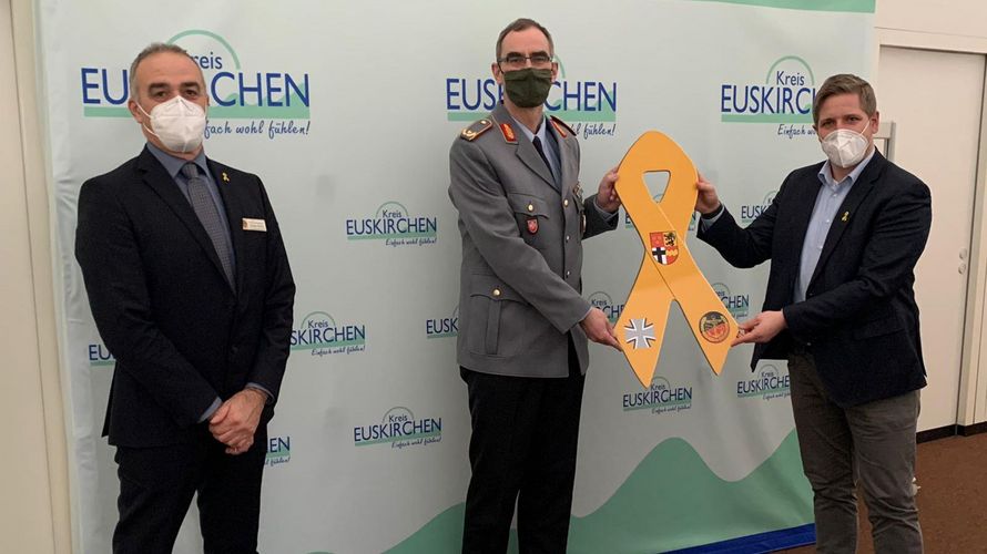 Übergabe der Gelben Schleife in Euskirchen: Oberstabsfeldwebel a.D. Jürgen Görlich (v.l.n.r.), Brigadegeneral Peter Webert und Landrat Markus Ramers. Foto: DBwV