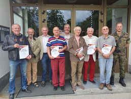 Beim Sommerfest geehrte Mitglieder der Kameradschaft Starnberg-Tutzing-Weilheim: Hauptmann a.D. Fritz Alban, Major a.D. Willy Bauer, KERH-Vorsitzender Martin Gregori, Hauptmann a.D. Thomas Fritz, Oberleutnant d.R. Matthias Müller, Hauptmann a.D. Walter Zürlein, Hauptmann a.D. Bruno Mauser, Oberfeldwebeld.R. Rüdiger Edelmann, Bezirksvorsitzender Major Daniel Brunner (v.l.). Foto: Martin Gregori