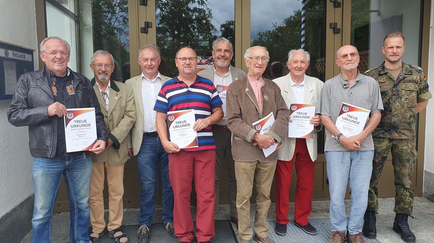 Beim Sommerfest geehrte Mitglieder der Kameradschaft Starnberg-Tutzing-Weilheim: Hauptmann a.D. Fritz Alban, Major a.D. Willy Bauer, KERH-Vorsitzender Martin Gregori, Hauptmann a.D. Thomas Fritz, Oberleutnant d.R. Matthias Müller, Hauptmann a.D. Walter Zürlein, Hauptmann a.D. Bruno Mauser, Oberfeldwebeld.R. Rüdiger Edelmann, Bezirksvorsitzender Major Daniel Brunner (v.l.). Foto: Martin Gregori