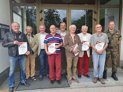 Beim Sommerfest geehrte Mitglieder der Kameradschaft Starnberg-Tutzing-Weilheim: Hauptmann a.D. Fritz Alban, Major a.D. Willy Bauer, KERH-Vorsitzender Martin Gregori, Hauptmann a.D. Thomas Fritz, Oberleutnant d.R. Matthias Müller, Hauptmann a.D. Walter Zürlein, Hauptmann a.D. Bruno Mauser, Oberfeldwebeld.R. Rüdiger Edelmann, Bezirksvorsitzender Major Daniel Brunner (v.l.). Foto: Martin Gregori