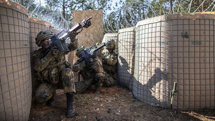 Deutsche Soldaten der Panzerpioniertruppe und litauische Soldaten der Infanterie üben im September 2017 gemeinsam beim Manöver Engineer Thunder auf dem Truppenübungsplatz Paprade in Litauen. Foto: Bundeswehr/Jane Schmidt