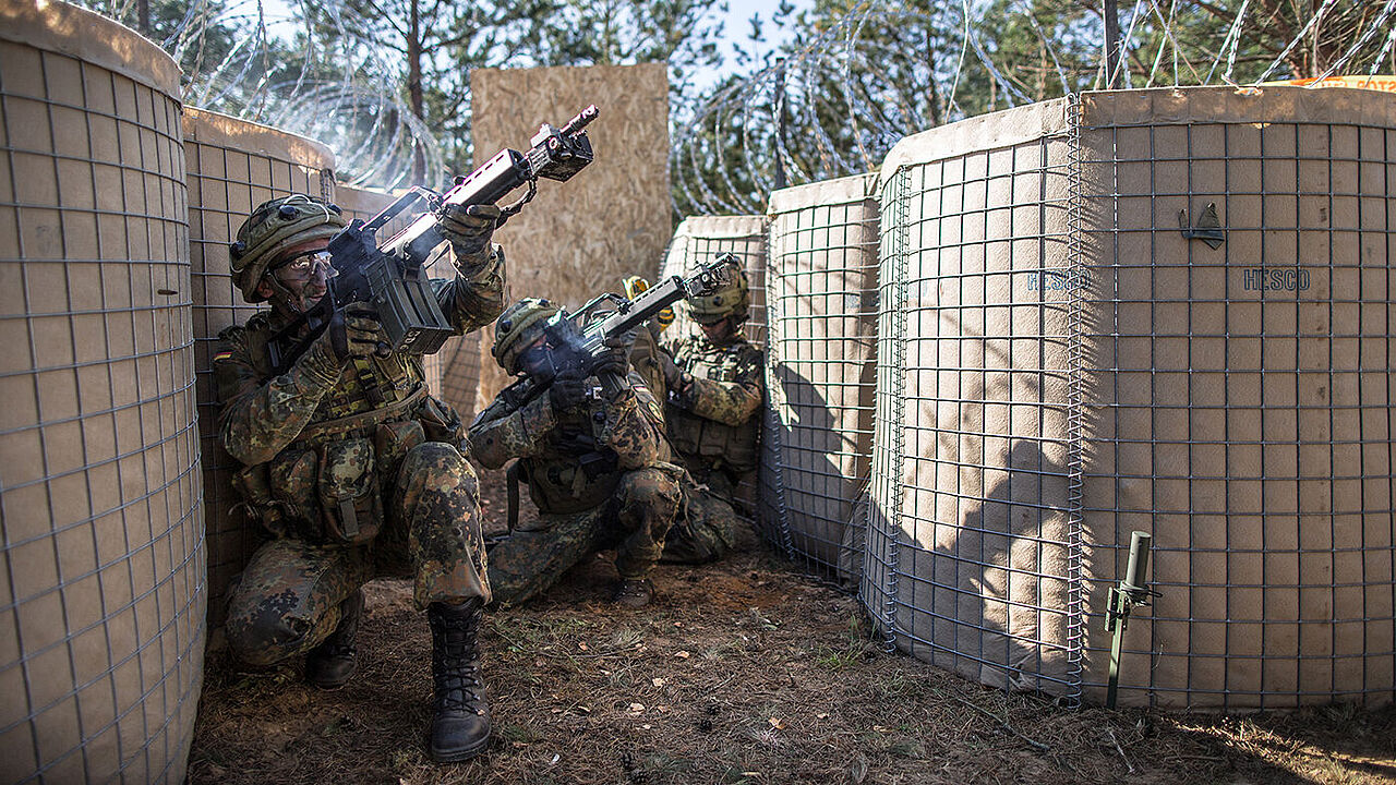 Deutsche Soldaten der Panzerpioniertruppe und litauische Soldaten der Infanterie üben im September 2017 gemeinsam beim Manöver Engineer Thunder auf dem Truppenübungsplatz Paprade in Litauen. Foto: Bundeswehr/Jane Schmidt