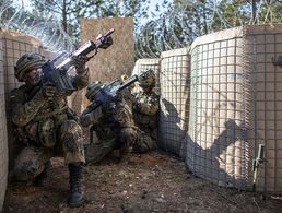 Deutsche Soldaten der Panzerpioniertruppe und litauische Soldaten der Infanterie üben im September 2017 gemeinsam beim Manöver Engineer Thunder auf dem Truppenübungsplatz Paprade in Litauen. Foto: Bundeswehr/Jane Schmidt