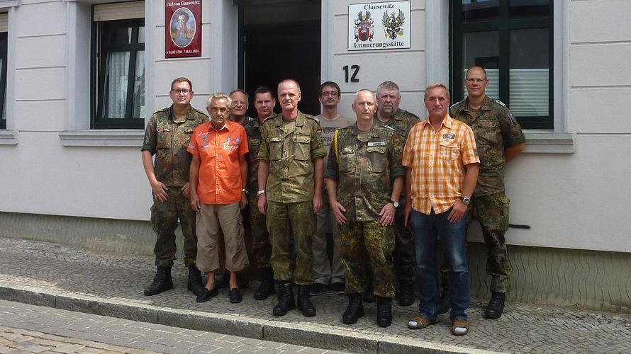 Der Vorstand der Standortkameradschaft Burg/Magdeburg vor der Clausewitz-Gedenkstätte. Foto: DBwV/Gädke