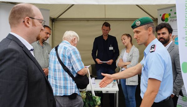 Nutzten den Tag der offenen Tür zum Gespräch über aktuelle Themen: Marcus Grotian vom Patenschaftsnetzwerk Afghanische Ortskräfte (l.) und Oberstleutant i.G. Marcel Bohnert Foto: DBwV/Kruse