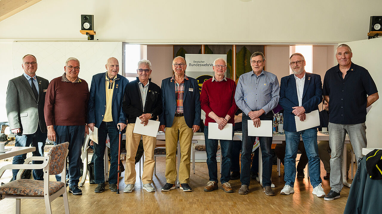 In Celle (v.r.n.l.): Alexander Galetzki, Thomas Engling, Thomas Hergesell, Peter Henning, Volker Zerrgiebel, Paul Maisch, Werner Seibert und Georg Carstens. Foto: LV Nord
