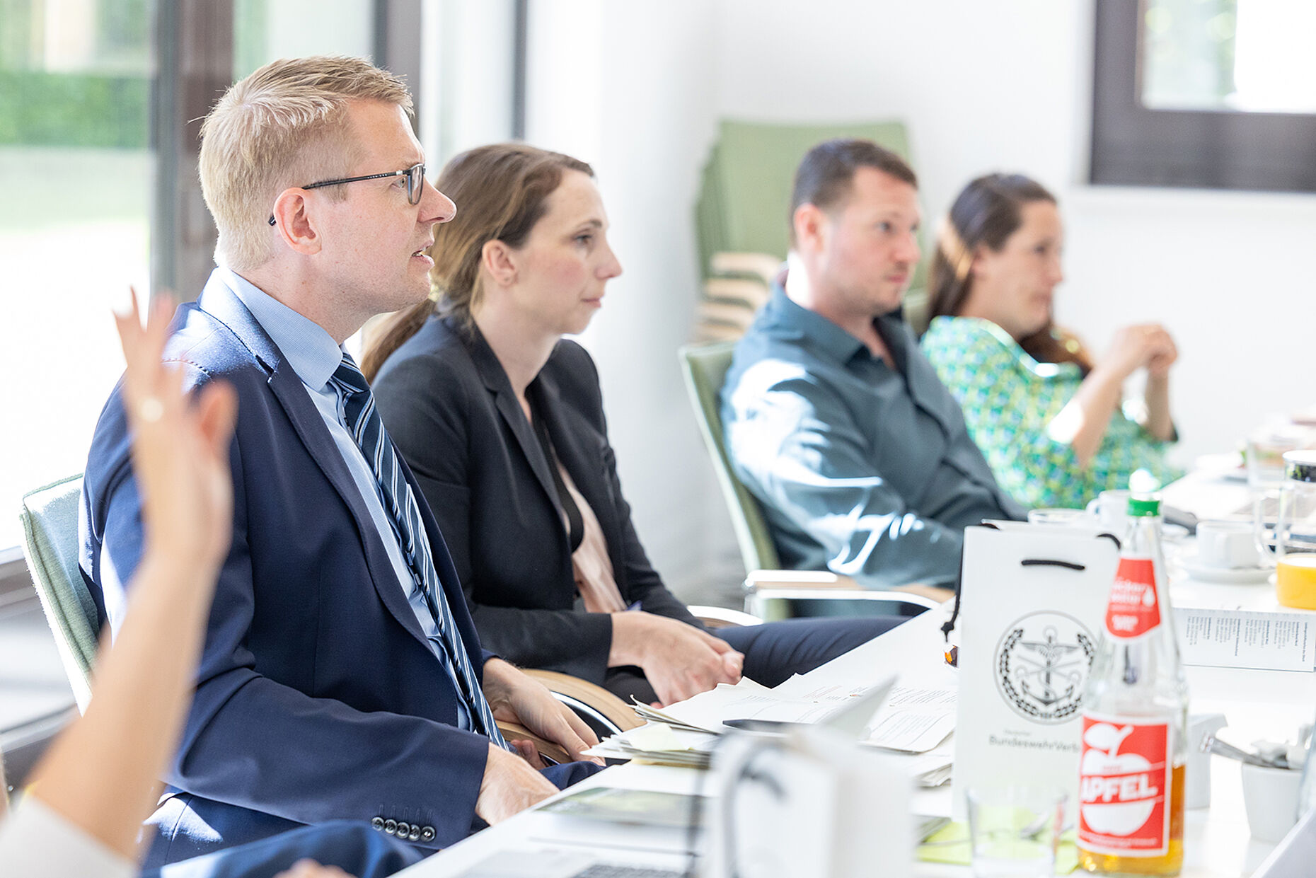 In der Diskussion wurden unter anderem fehlende Karriereperspektiven als gravierende Nachteile für die Gewinnung und Bindung von qualifizierten Fachkräften für die EloKa-Truppe moniert