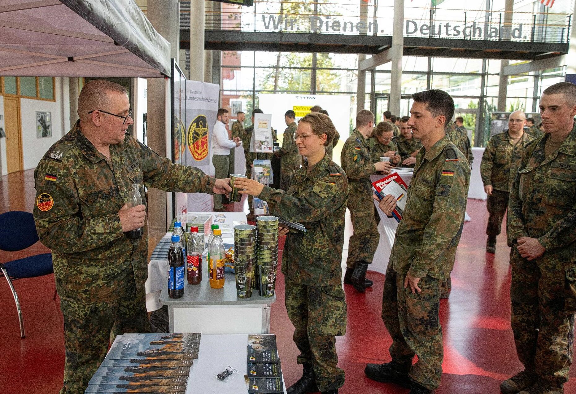 Insbesondere die Eventbecher mit den kostenlosen Softgetränken waren bei den Teilnehmern am Lehrgang Heeresprägung stark gefragt. Foto: Bernd Oesterhaus