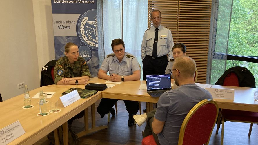Ständig „Ohr an Masse“ hatte der Stellvertreter des Landesvorsitzenden, Stabsfeldwebel Volker Keil, während der Tagung mit Gleichstellungsbeauftragten im LV West; hier  während der Erörterung fachlicher Themen in Rahmen von Gruppenarbeit. Roland Sippmann