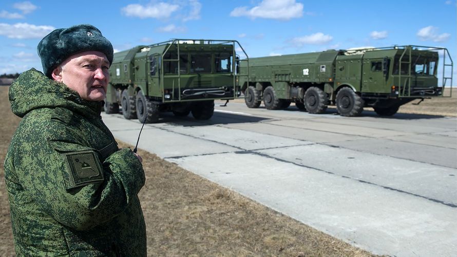 Russischer Soldat vor Iskander-M-Raketensystemen