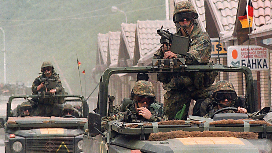 Deutsche Soldaten überqueren am 12. Juni 1999 die Grenze zum Kosovo. Foto: dpa