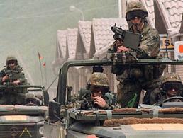 Deutsche Soldaten überqueren am 12. Juni 1999 die Grenze zum Kosovo. Foto: dpa