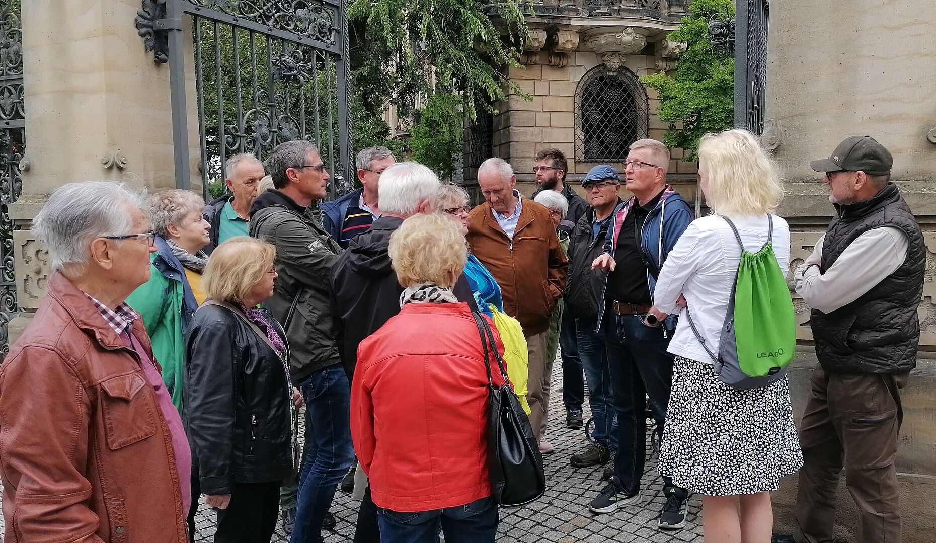 Am Nachmittag der Ausflugsfahrt nach Dresden stand dann eine umfangreiche Stadtrundfahrt auf der Agenda, bei der die Teilnehmer die Möglichkeit hatten, an bedeutenden Plätzen aus dem Bus auszusteigen und sich nochmals vor Ort umzusehen. Foto: Dietmar Barth