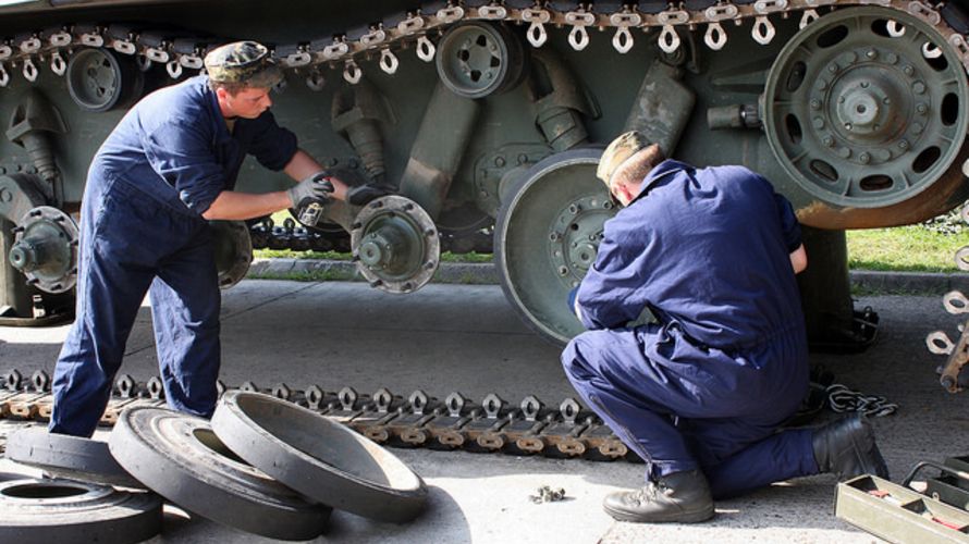 Reparatur an einem Marder. Der Bedarf der Bundeswehr ist nach wie vor hoch Foto: Bundeswehr/Selsemeier