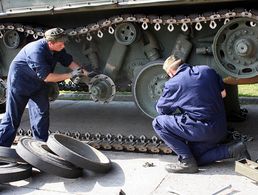 Reparatur an einem Marder. Der Bedarf der Bundeswehr ist nach wie vor hoch Foto: Bundeswehr/Selsemeier