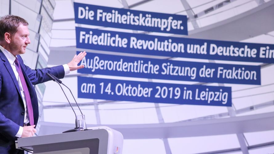 Michael Kretschmer (CDU), Ministerpräsident von Sachsen, spricht zu den Abgeordneten der CDU/CSU-Fraktion im Bundestag in der Kongresshalle am Zoo in Leipzig. Foto: dpa-Zentralbild