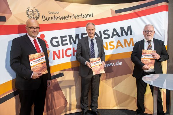 Die SPD-Politiker Fritz Felgentreu, Eberhard Brecht und Wolfgang Hellmich mit dem Forderungspapier des DBwV. Foto: DBwV/Yann Bombeke