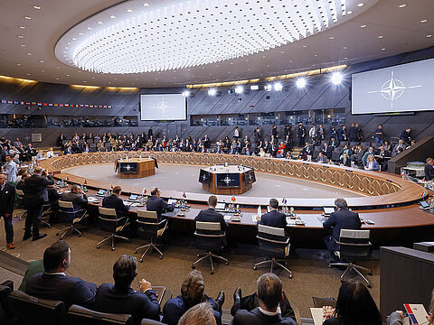Im Brüsseler NATO-Hauptquartier treffen sich heute, am 76. Geburtstag des Bündnisses, die Außenminister der Allianz. In wenigen Wochen feiert Deutschland 70 Jahre Zugehörigkeit zur NATO. Foto: picture alliance/ASSOCIATED PRESS/Geert Vanden Wijngaert