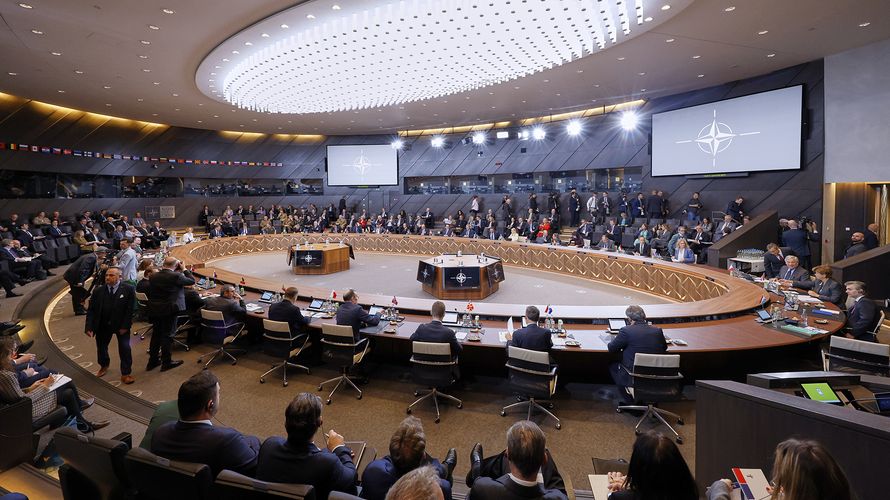 Im Brüsseler NATO-Hauptquartier treffen sich heute, am 76. Geburtstag des Bündnisses, die Außenminister der Allianz. In wenigen Wochen feiert Deutschland 70 Jahre Zugehörigkeit zur NATO. Foto: picture alliance/ASSOCIATED PRESS/Geert Vanden Wijngaert