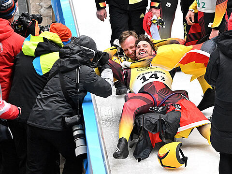 Hauptfeldwebel Tobias Wendl durfte sich zu recht feiern lassen. Foto: Twitter/SKB