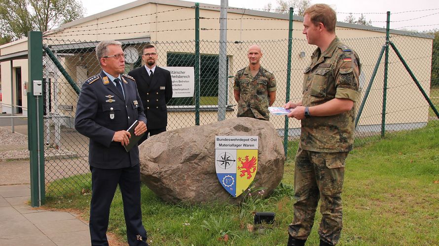 Eine Station der Reise des Stellvertretenden Bundesvorsitzenden Hauptmann Andreas Steinmetz (l.) im Landesverband Ost war das Bundeswehrdepot Ost - Materiallager Waren. Foto: DBwV/Uwe Hahn