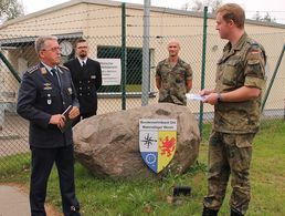 Eine Station der Reise des Stellvertretenden Bundesvorsitzenden Hauptmann Andreas Steinmetz (l.) im Landesverband Ost war das Bundeswehrdepot Ost - Materiallager Waren. Foto: DBwV/Uwe Hahn