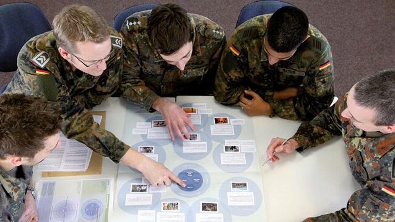 Die Regularien zum Soldatenbeteiligungsgesetz liegen auf dem Tisch, nun sollte ein gutes Miteinander gelingen. Foto: Bundeswehr/Faller