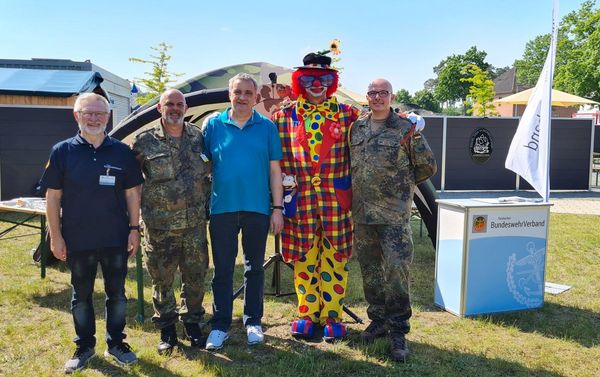 Clown Ralfi trieb am Informationsstand des DBwV seine Späße und brachte damit die Kinder, aber auch die Erwachsenen ein ums andere Mal zu Lachen. Foto: Michael Edlinger