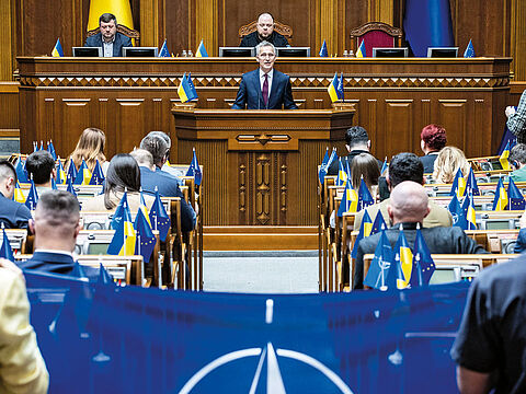 Jens Stoltenberg spricht in der Verkhovna Rada in Kiew. Einer der Streitpunkte der Allianz: Wie schnell soll die Ukraine Mitglied werden? Foto: NATO