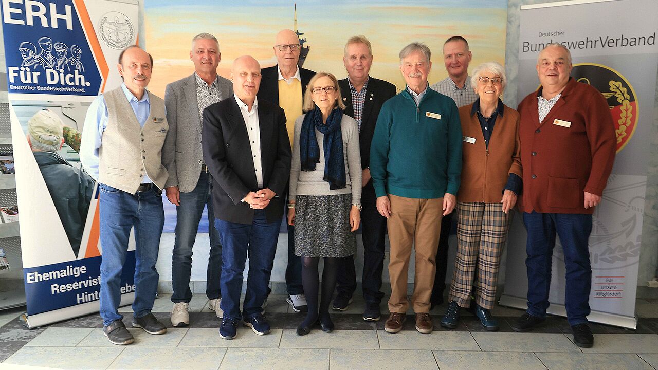 Der neue Vorstand der Kameradschaft ERH Großraum Düsseldorf Bergisches Land: (hinten von links) Rieger, Weiderer, Schnellbach, Hempel, Daute; (vorne von links): Reeken, Gast, Friedhoff, Gronau, Schacherl. Foto: as