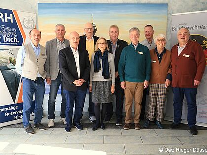 Der neue Vorstand der Kameradschaft ERH Großraum Düsseldorf Bergisches Land: (hinten von links) Rieger, Weiderer, Schnellbach, Hempel, Daute; (vorne von links): Reeken, Gast, Friedhoff, Gronau, Schacherl. Foto: as