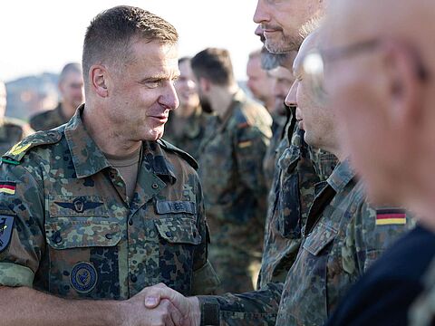 Die Soldaten des Vorkommandos der Panzerbrigade 45 begrüßen Brigadegeneral Christoph Huber in Litauen. Foto: Bundeswehr/Norman Möller