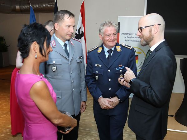 Unter den Gästen des Empfangs war auch Staatssekretär Peter Tauber (r.). Foto: UK-BMVg/Grauwinkel