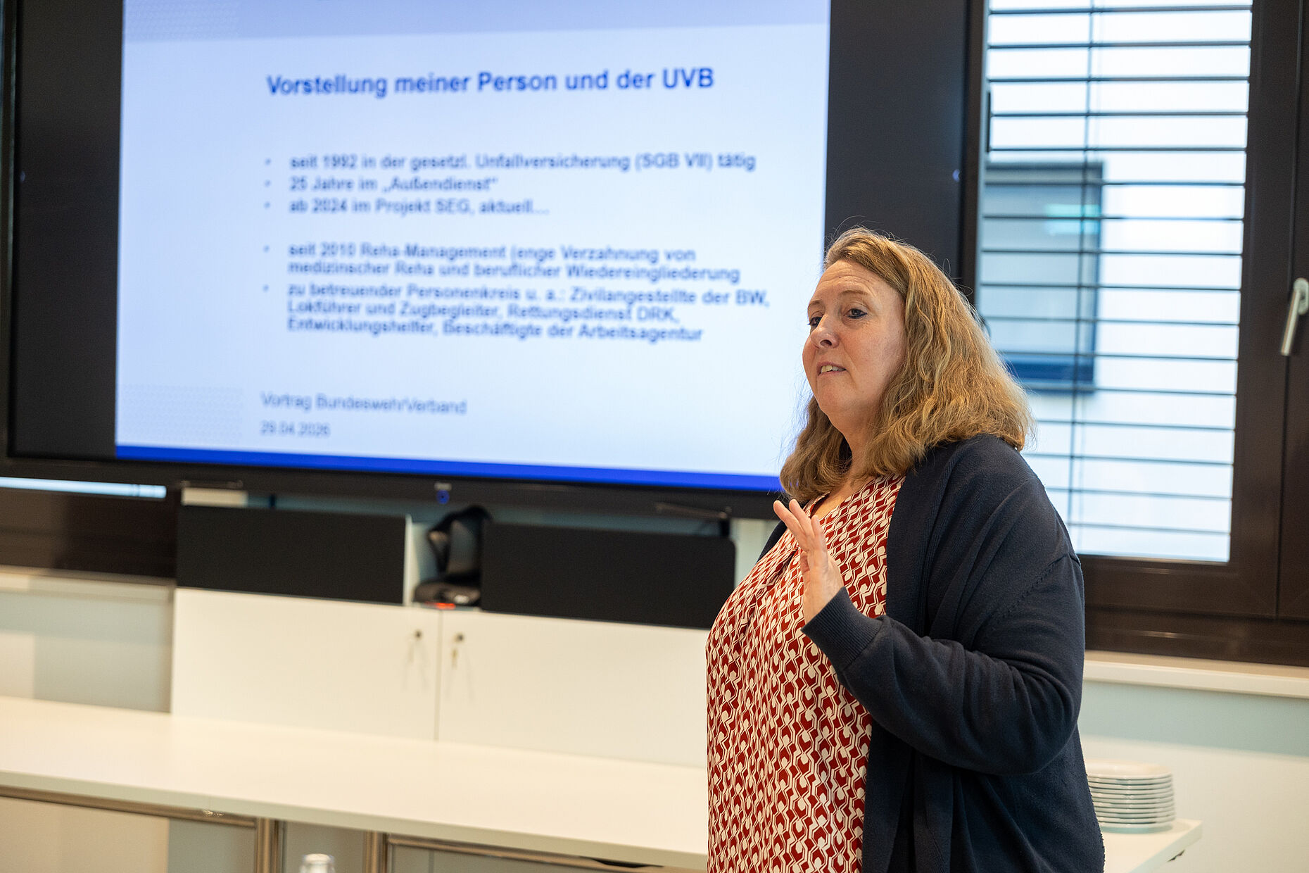 Kerstin Rosenau ist Reha-Managerin bei der Unfallversicherung Bund und Bahn, die im Auftrag der Bundeswehrverwaltung die Versorgungsleistungen für Betroffene koordiniert. Foto: DBwV/Yann Bombeke