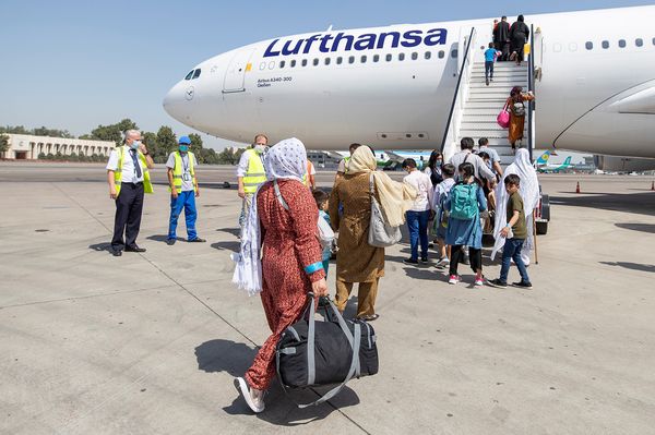 Von Usbekistan aus geht es für die in Sicherheit gebrachten Menschen weiter nach Deutschland. Foto: Bundeswehr