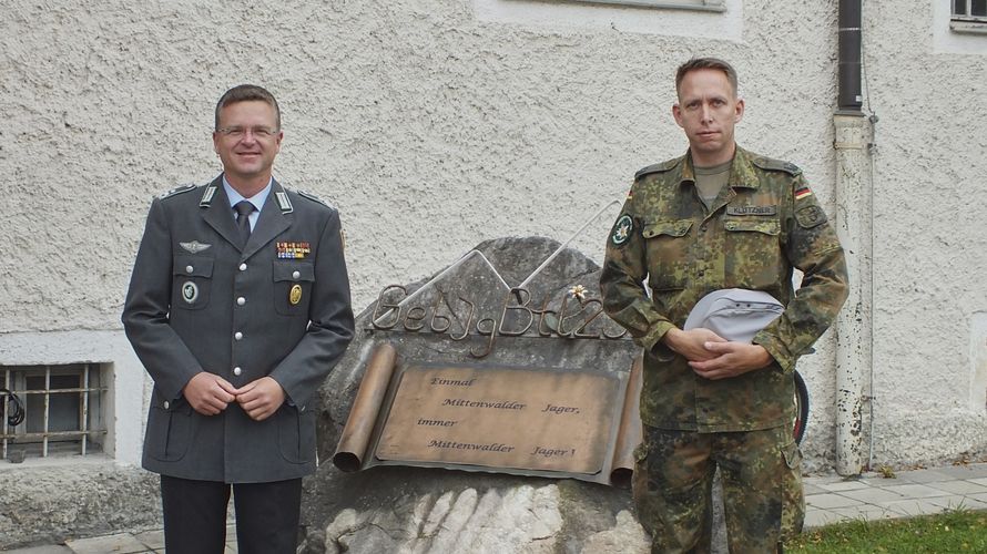 Der Kommandeur GebJgBtl 233, Oberstleutnant Jakob Klötzner (v.r.), begrüßte den Bundesvorsitzenden Oberstleutnant André Wüstner. Fotos: GebJgBtl 233